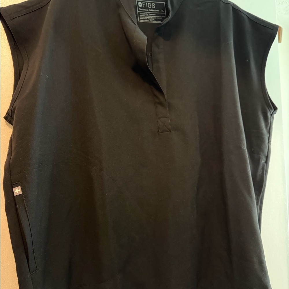 EUC FIGS Women’s Rafaela Oversized Scrub Top in Black